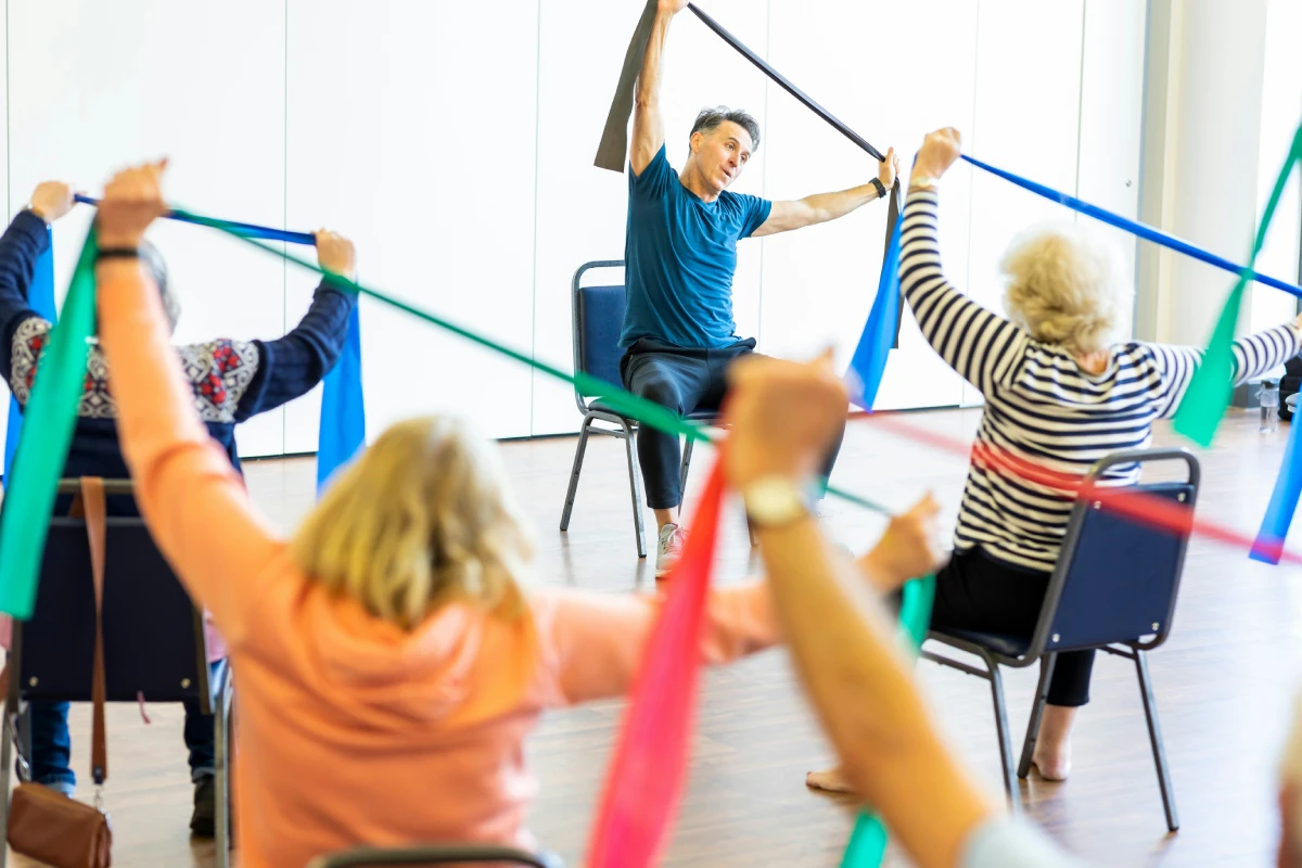 ouderen aan het sporten onder begeleiding