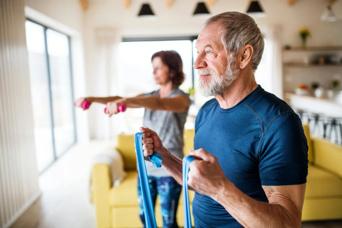 oudere man en vrouw aan het sporten