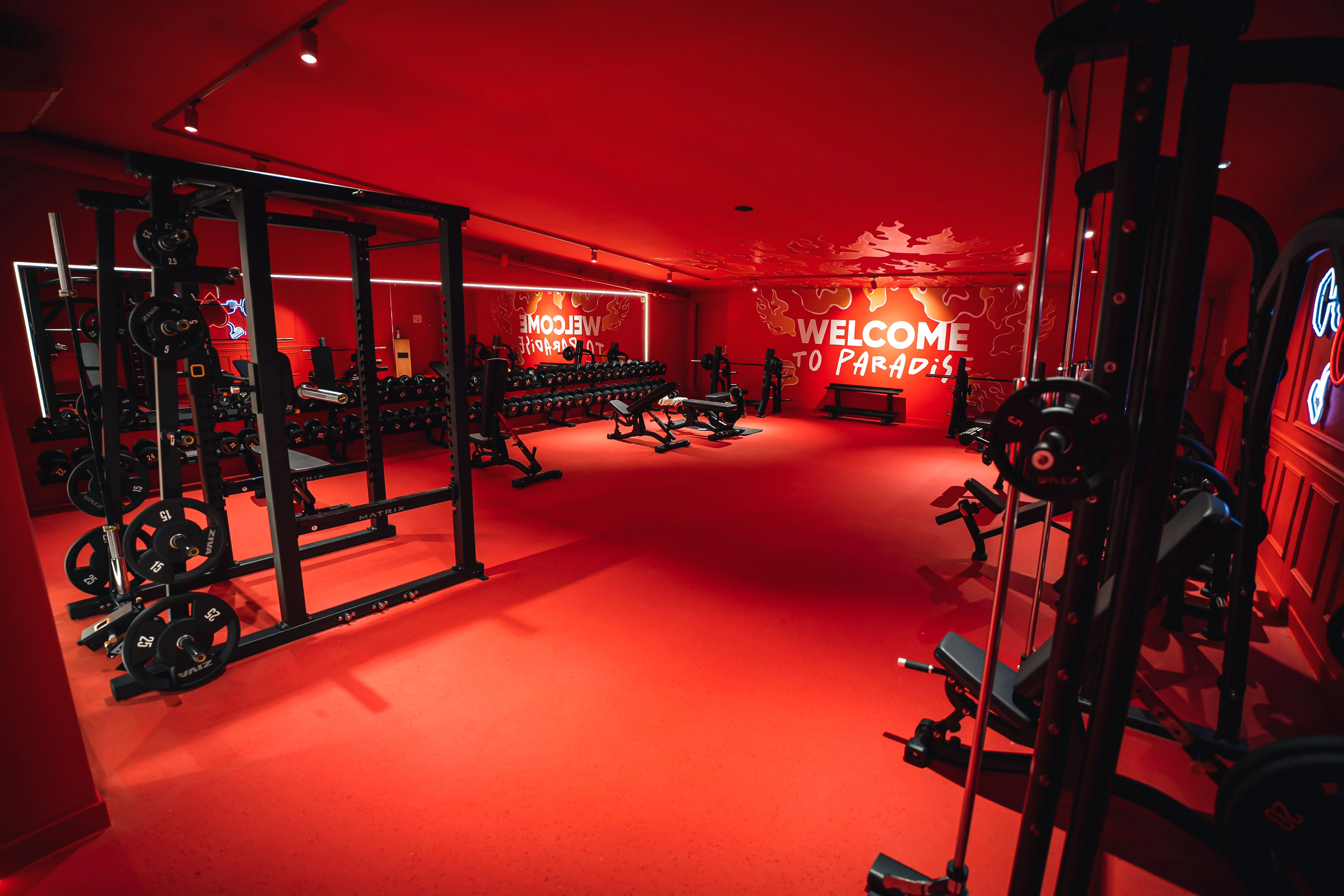 Séance de sport après le travail dans une salle Neoness
