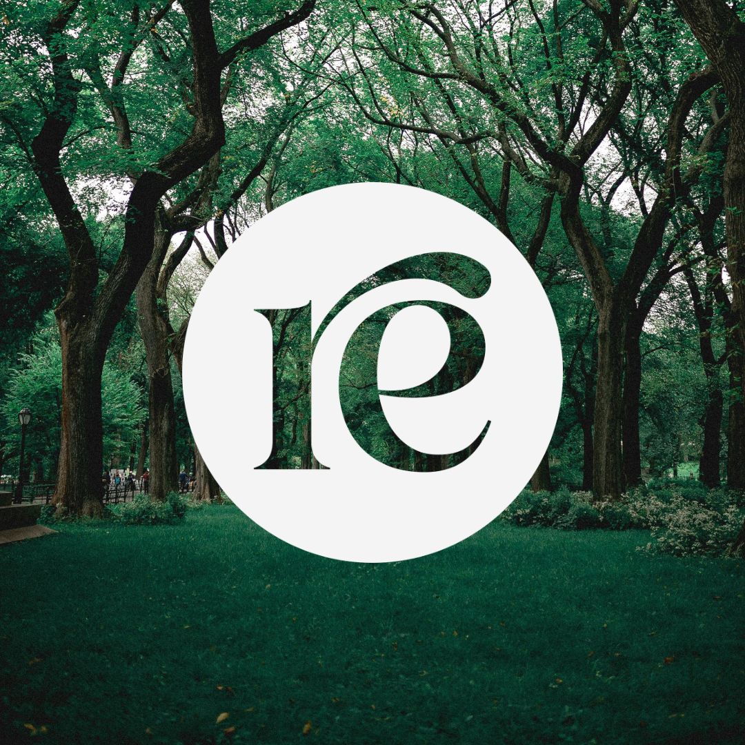 Green park with large trees and a white circle overlay containing stylized lowercase letters 're'.