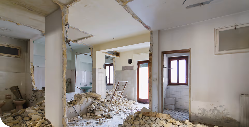 Räume in einem Gebäude mit zerlegten Wänden und Schutt auf dem Boden während einer Renovierung.