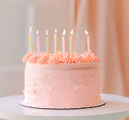 Pastel de cumpleaños elegante con decoración minimalista en tonos pastel para evento