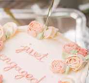 Pastel decorado con rosas en tonos rosa para evento elegante y celebración especial