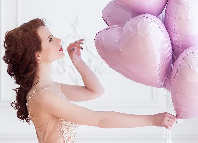 Quinceañera celebrando con globos número 15 en sesión para invitación digital