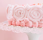 Pastel decorado con rosas en tonos rosa para evento elegante y celebración especial
