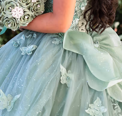 Quinceañera celebrando con globos número 15 en sesión para invitación digital