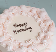 Pastel decorado para evento con estilo elegante y celebración