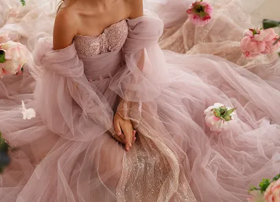 Quinceañera en sesión nocturna moderna para invitación digital de XV años