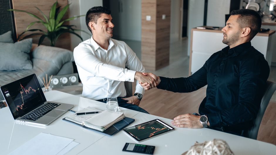 SBA financial advisor shaking hands with small business owner