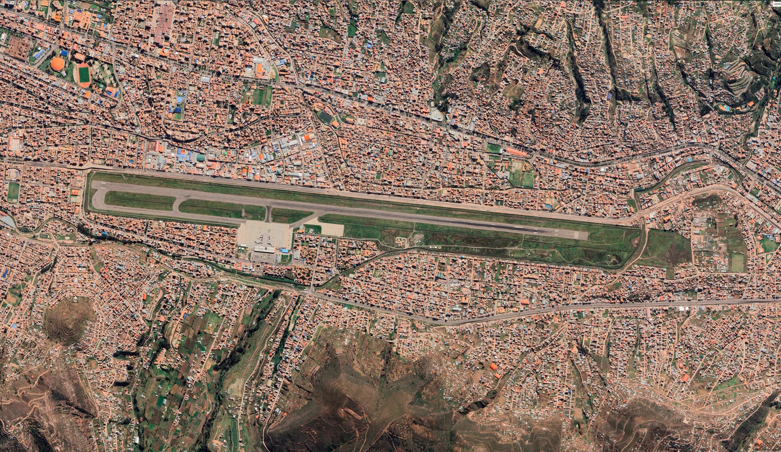 Aeropuerto Internacional Alejandro Velasco Astete: diagnóstico de rehabilitación y ampliación 