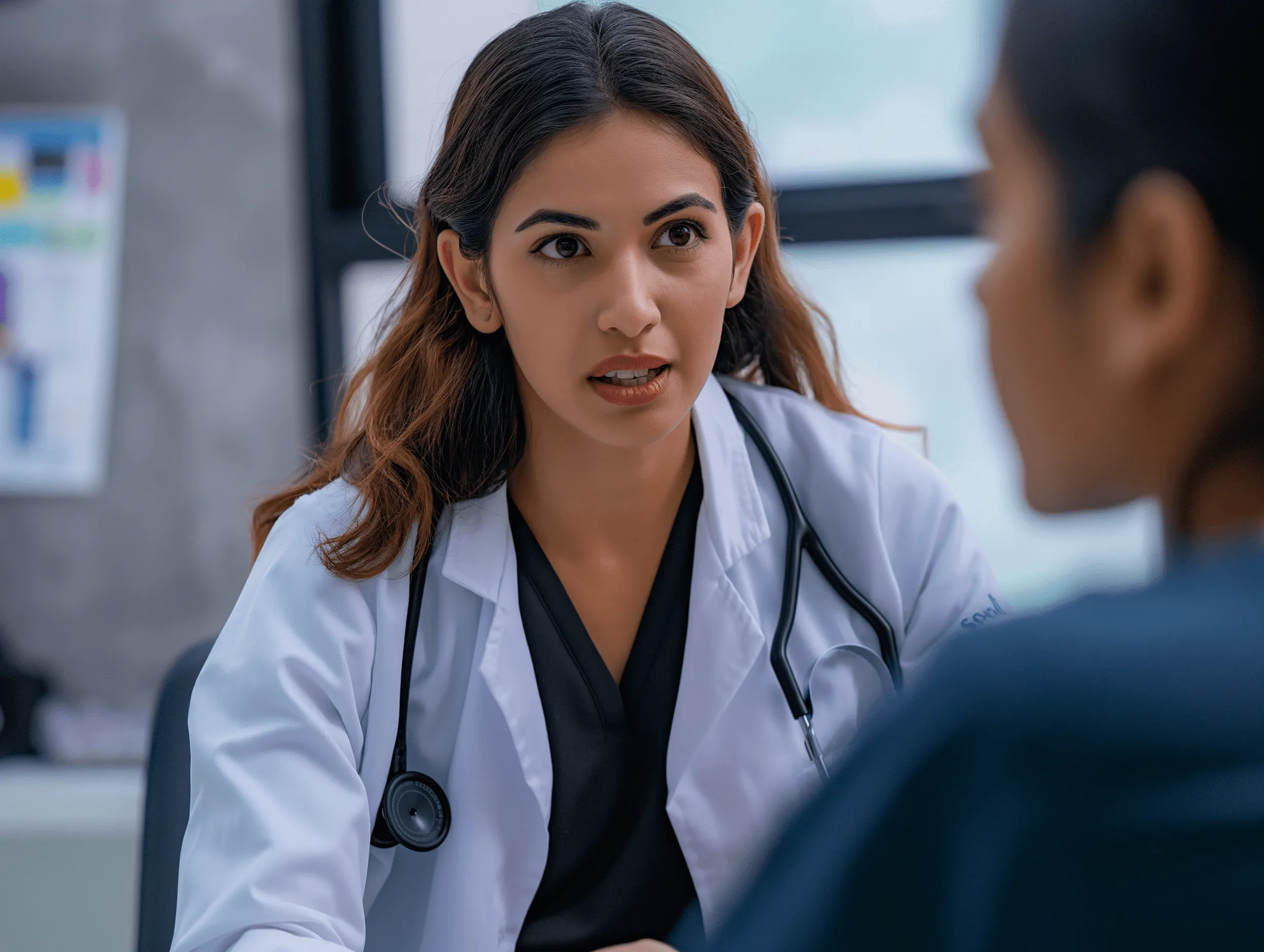 Médecin en blouse blanche parlant avec un patient dans un bureau médical.