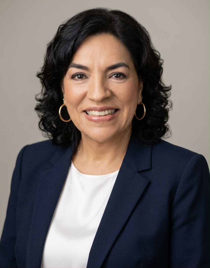 Luisana Arocha de Selle, Directora Principal y Regente de Laboratorio Rp./