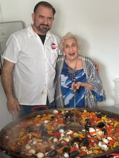 El Cubano Catering Chef and host alongside seafood paella