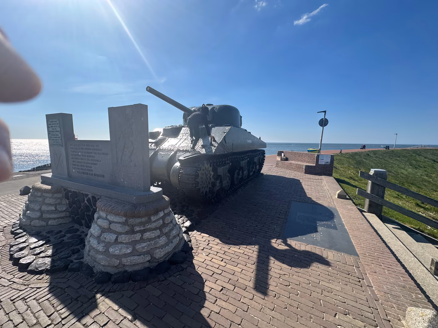 Panzerdenkmal an der Küste von Westkapelle als Zeugnis der Ereignisse von 1944