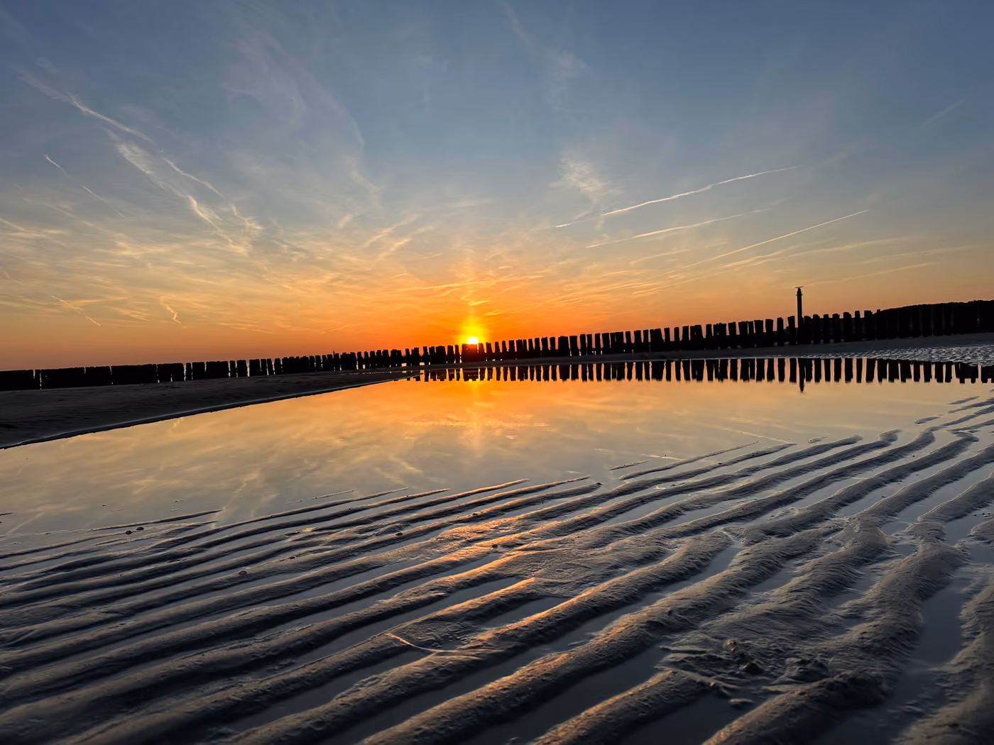 Sommerlicher Sonnenuntergang am Strand von Westkapelle