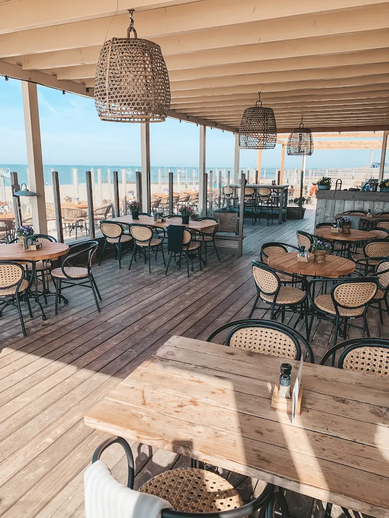 Überdachte Terrasse des Strandpavillons Scheldezicht am Meer in Westkapelle