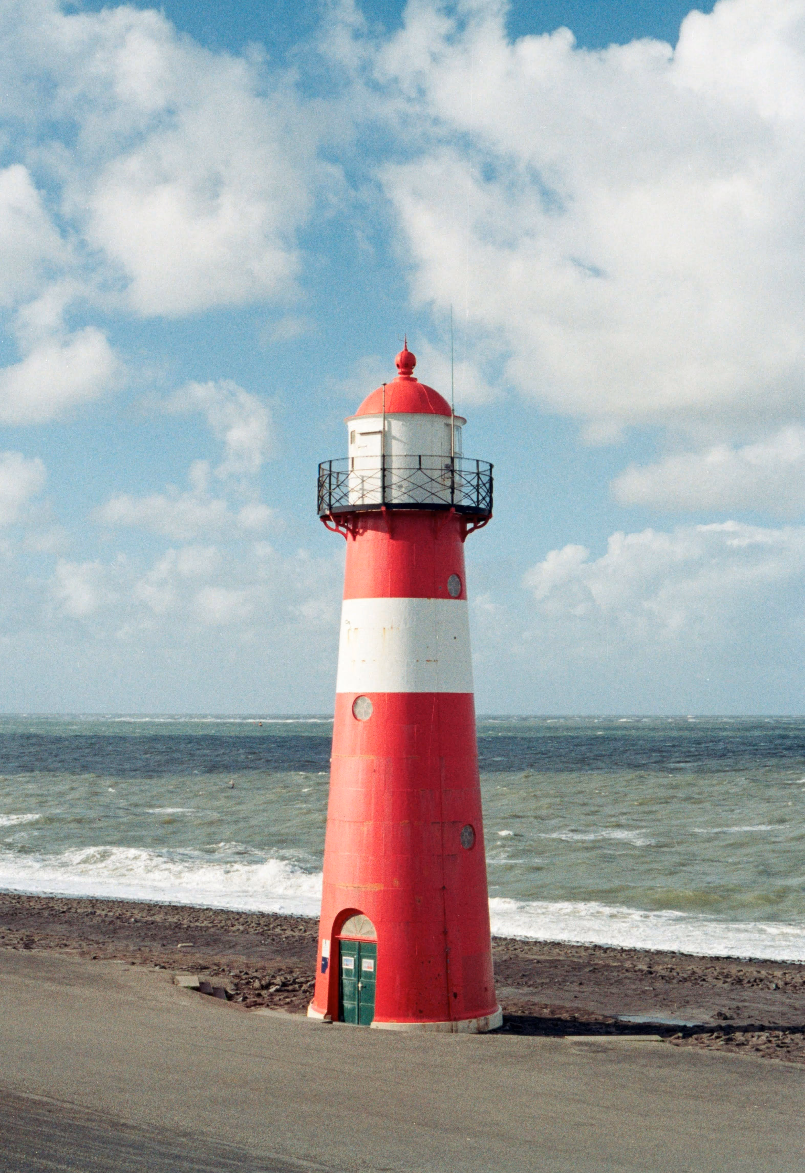 Rot-weißer Leuchtturm Noorderhoofd an der Küste von Westkapelle