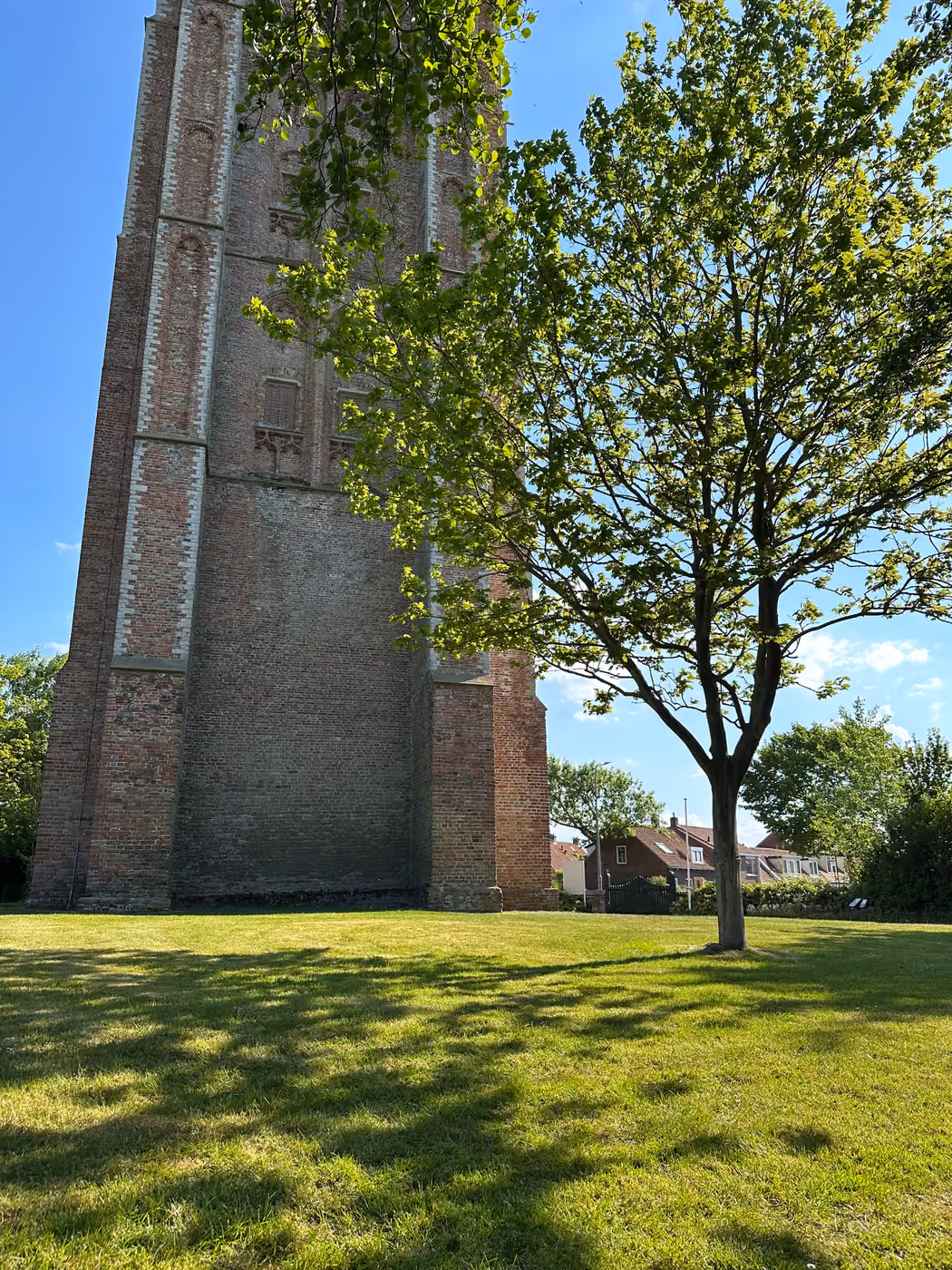 Backsteinturm und Dorfkulisse auf Walcheren in Zeeland