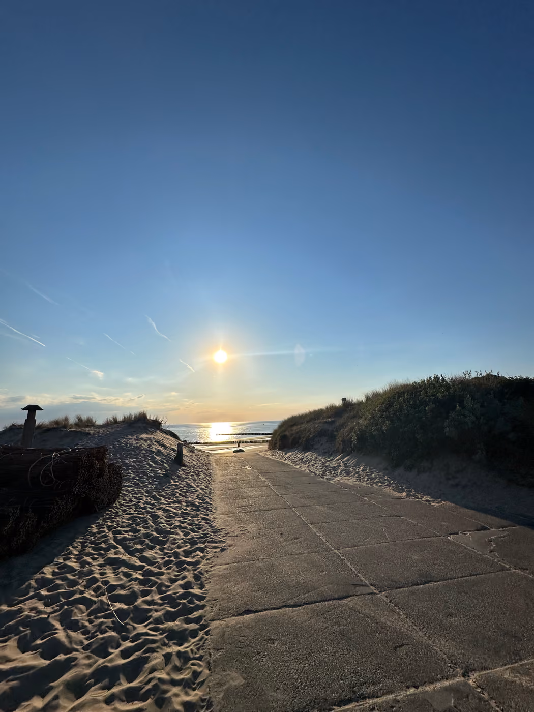 Weg zwischen Dünen und Strand an der zeeländischen Nordseeküste
