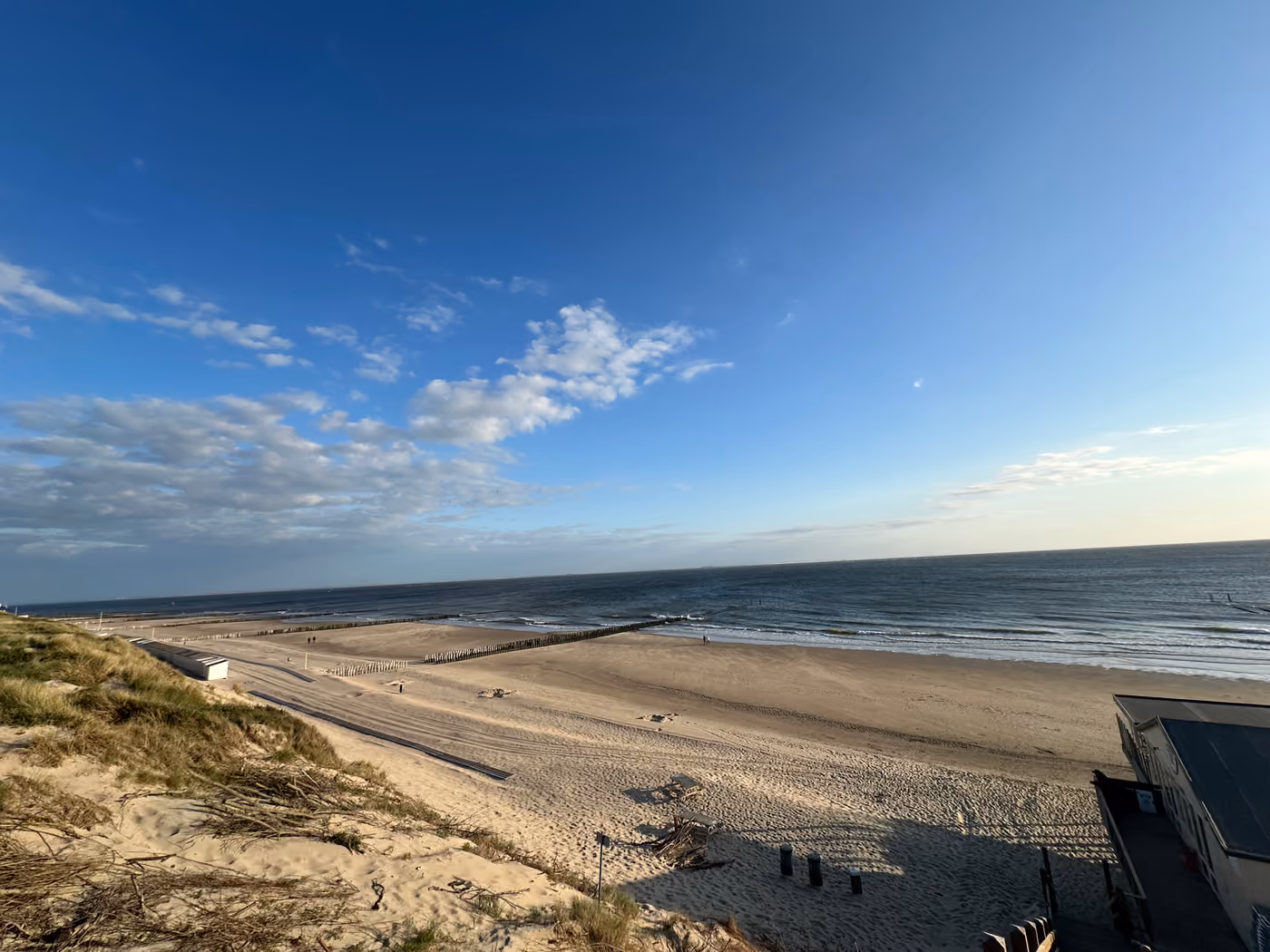Breiter Sandstrand und Dünen am Meer in Westkapelle