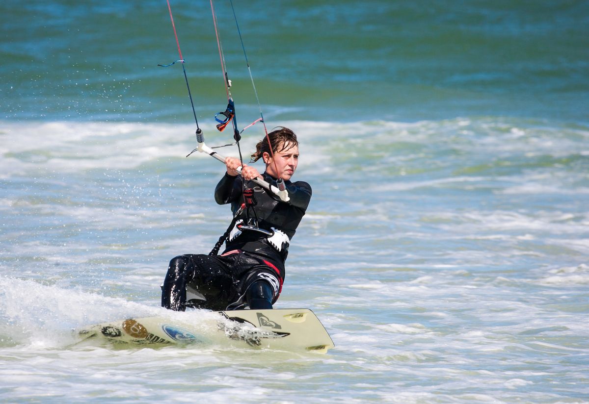 Kitesurfer auf dem Meer als Symbolbild für Wassersport in Zeeland