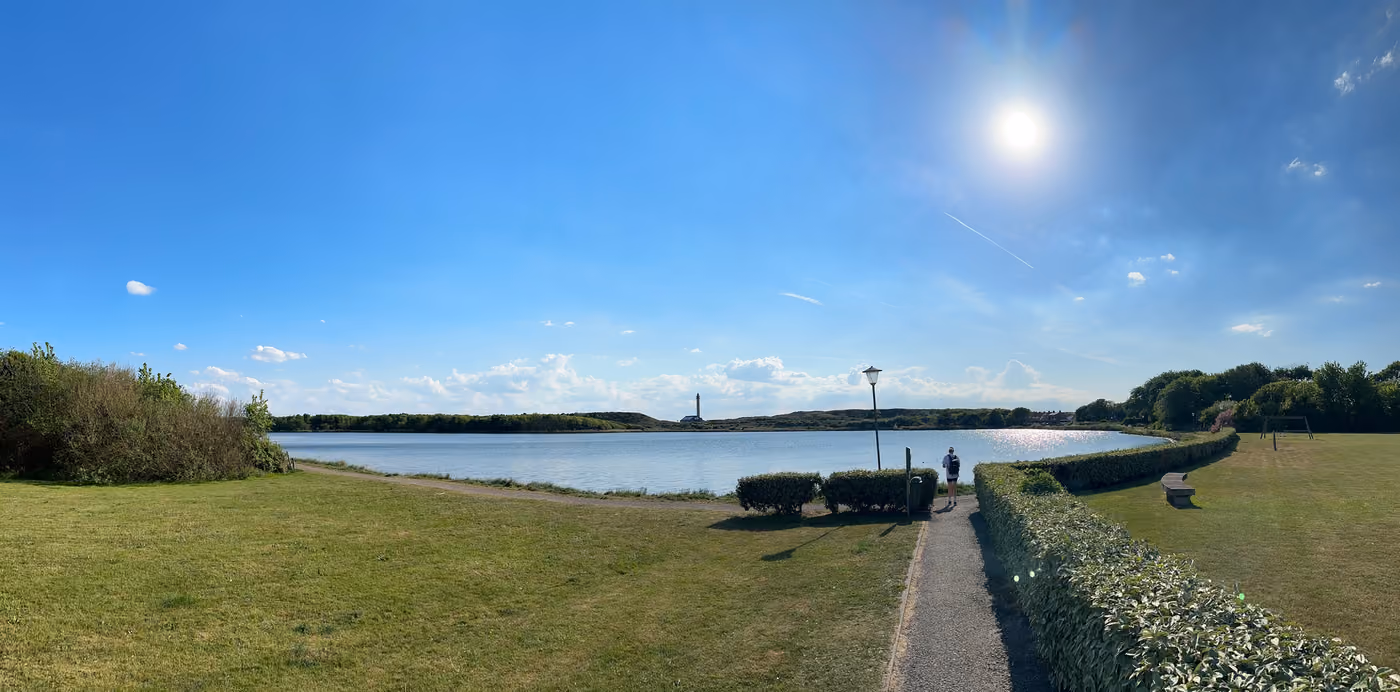 Wasserlandschaft mit Uferweg als Naturmotiv fürs Angeln in Zeeland