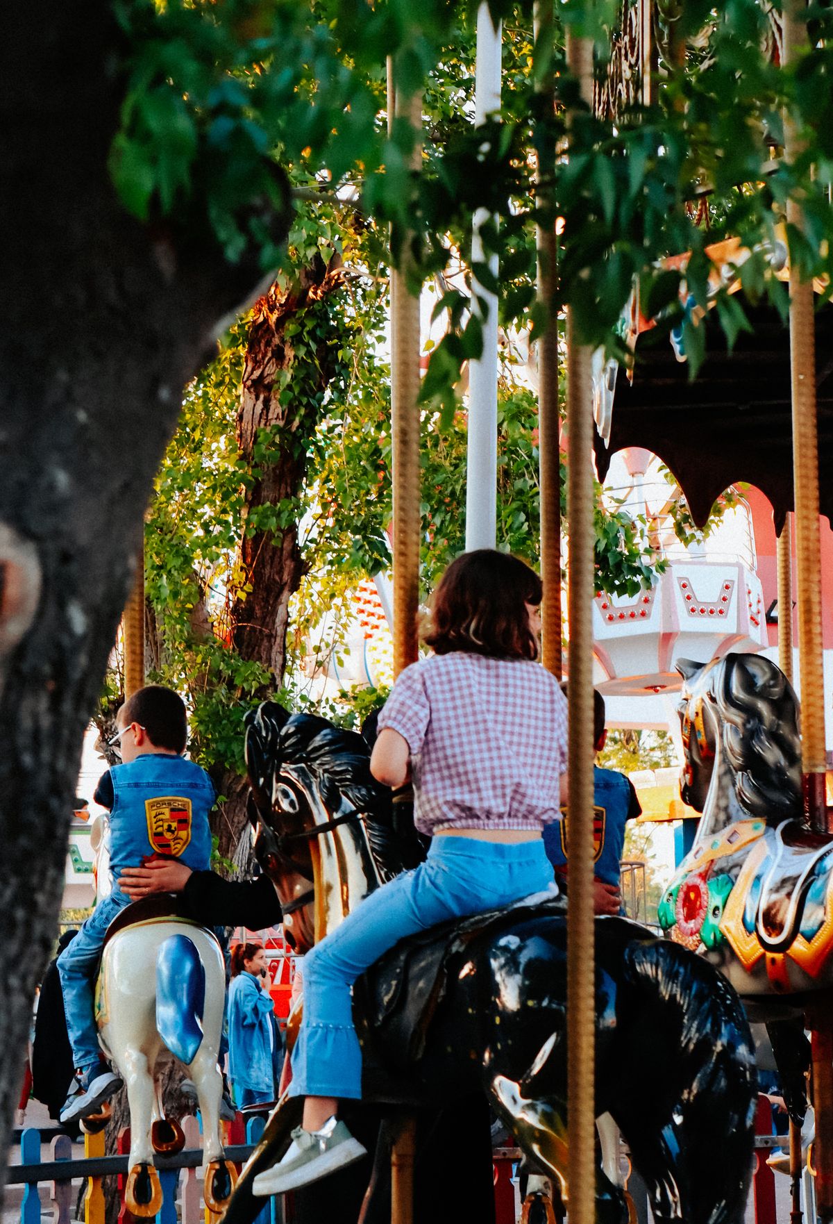 Kinder auf einem Karussell als Symbolbild für den Freizeitpark Mini Mundi