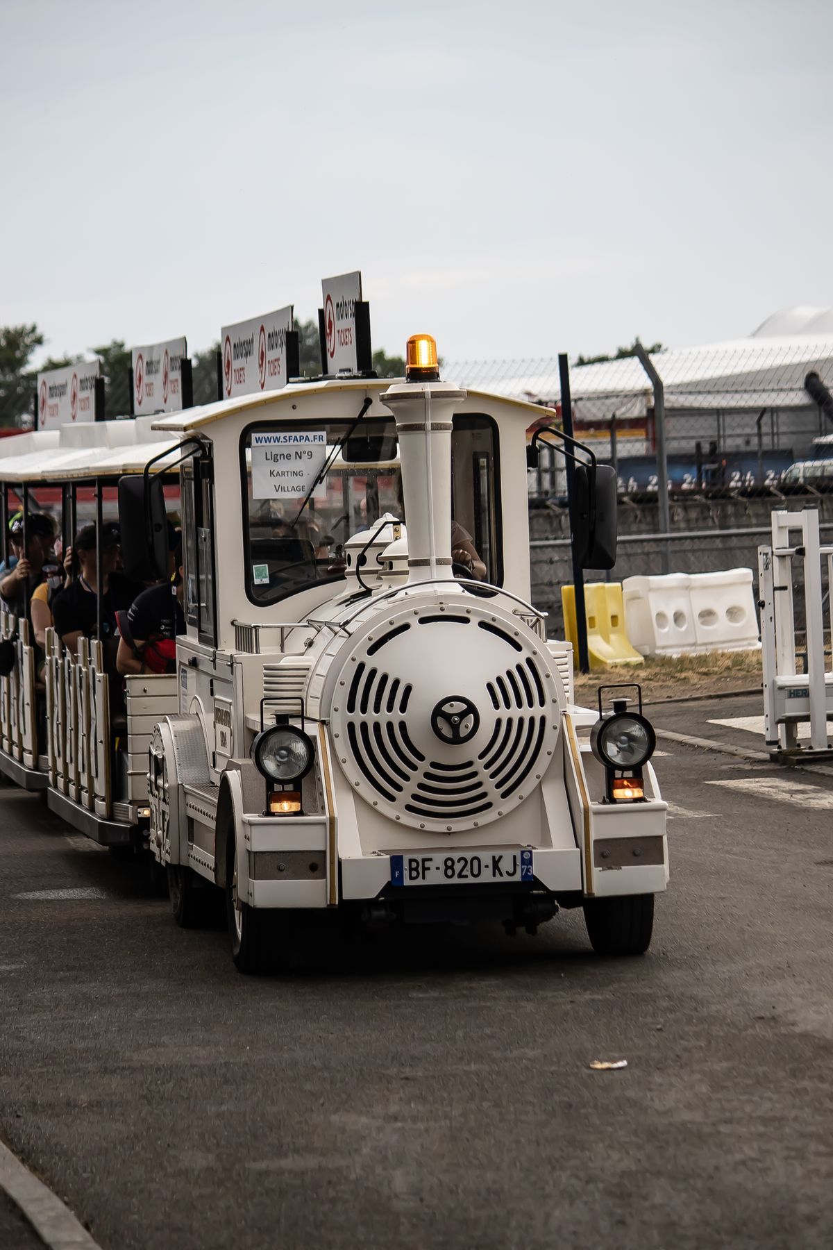 Kleiner touristischer Straßenzug als Symbolbild für den Solarzug in Vlissingen