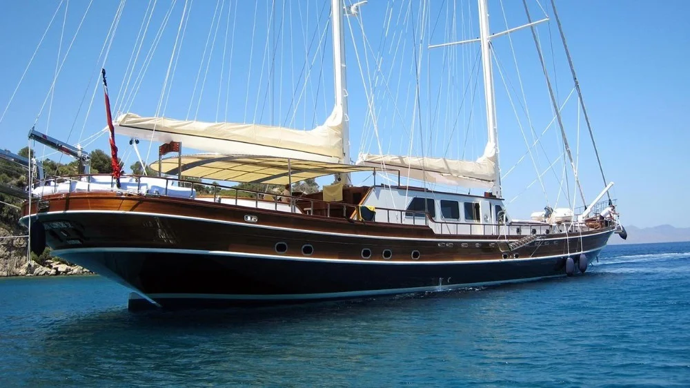 Kaya Guneri V deck, Bodrum yacht charter.