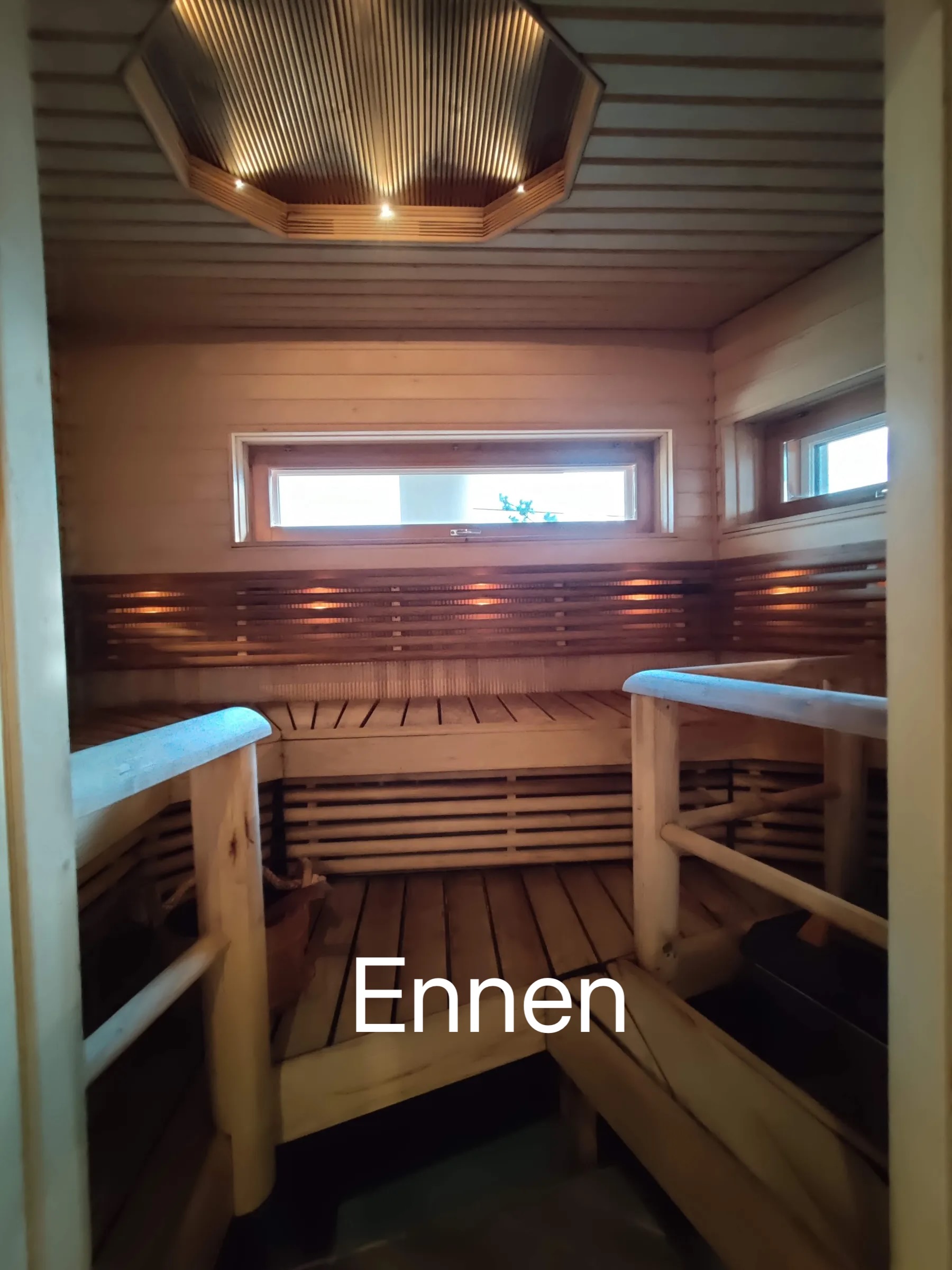 Puinen sauna, jossa on ikkuna, penkit ja valaistus.