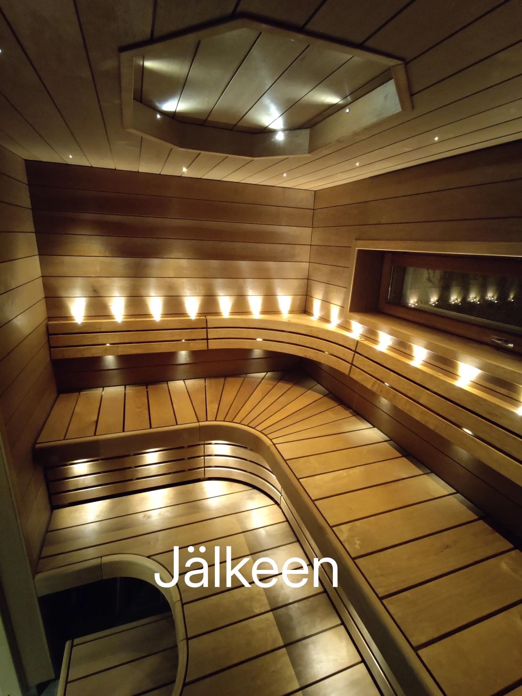 Puinen sauna, jossa on penkit ja valaistus.