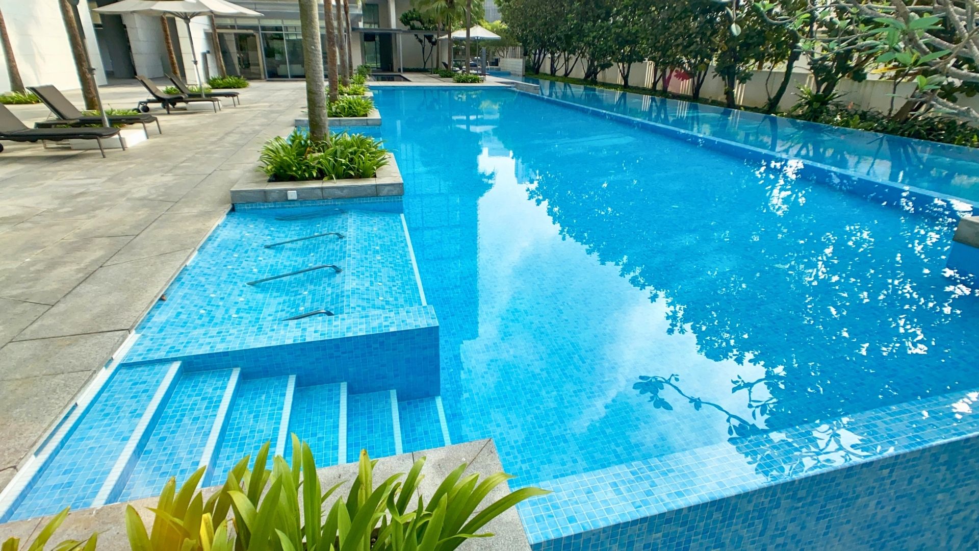 paterson-suites-50-metre-lap-pool-and-pool-deck