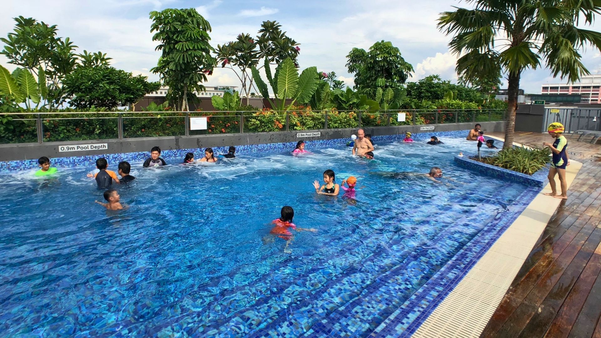 The outdoors spa tub at Our Tampines Hub is spacious, allowing for a few different groups of people to enjoy the jets, and even wade short distances back to the wide steps leading out. A signage indicates that the pool has a depth of 0.9 metres.