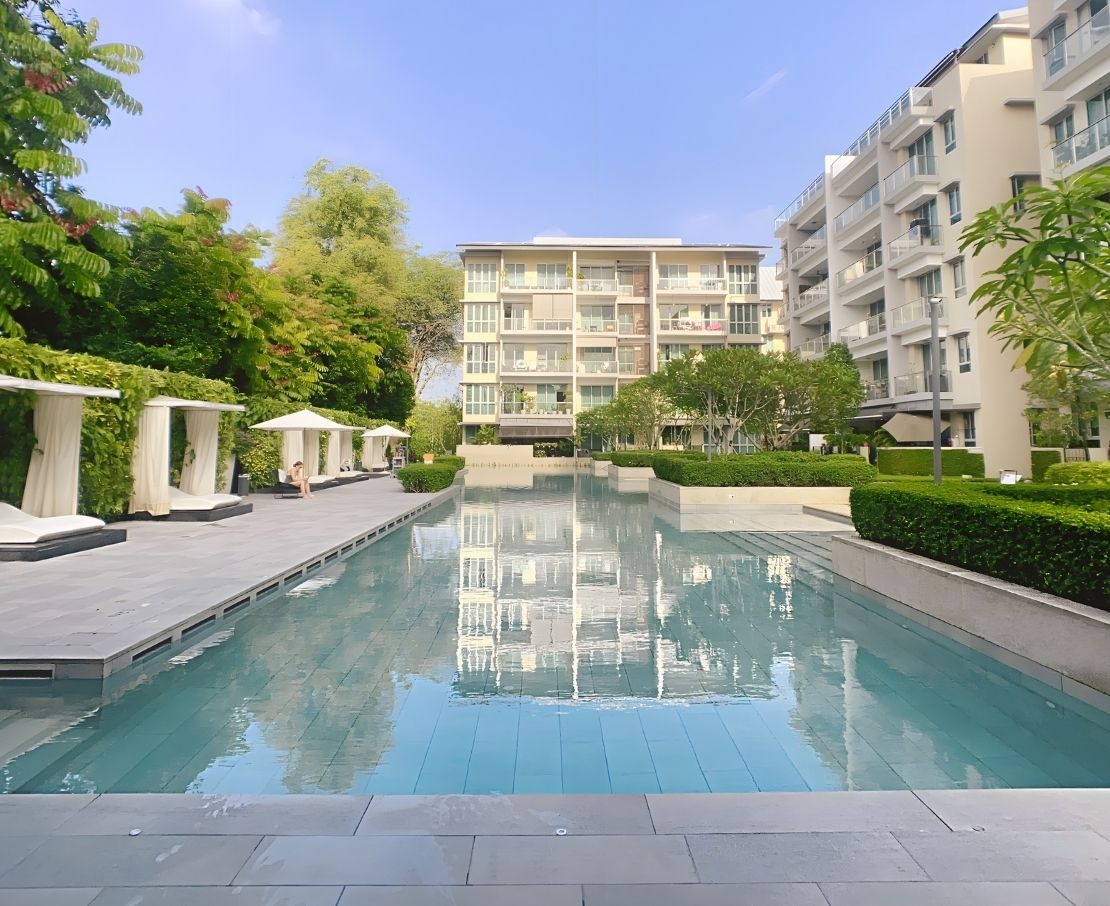 The Glyndebourne Condominium swimming pool