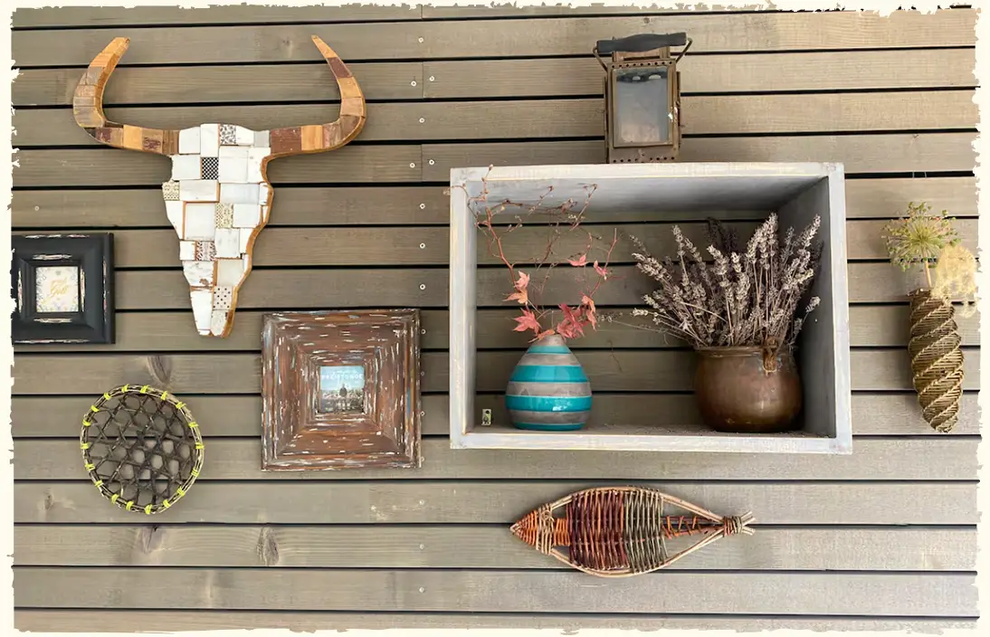 Eine mit Bilderrahmen und anderen Elementen stilvoll dekorierte, mit Lerche verkleidete Holzwand