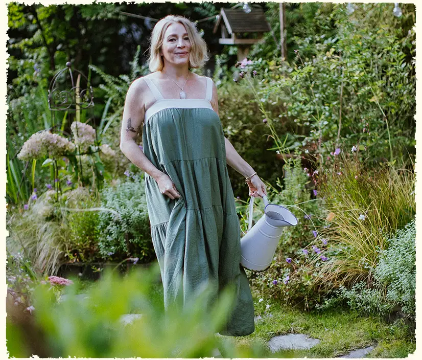 Annette Burger, die Inhaberin von »Dein Glücksgarten« flaniert durch ihren eigenen, liebevoll gestalteten Garten