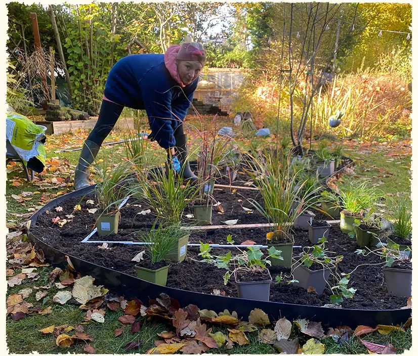 Annette Burger, die Gründerin von »Dein Glücksgarten« gestaltet ein neues Beet in ihrem eigenen Garten