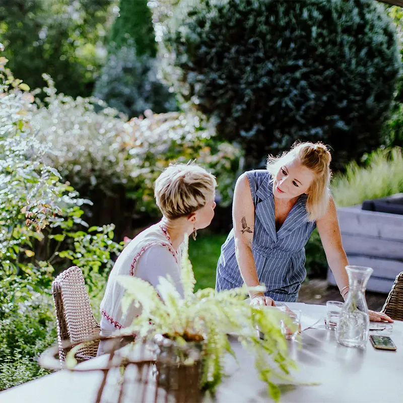 Gartdesignerin Annette Burger berät eine Kundin bei ihrer individuellen Gartengestaltung