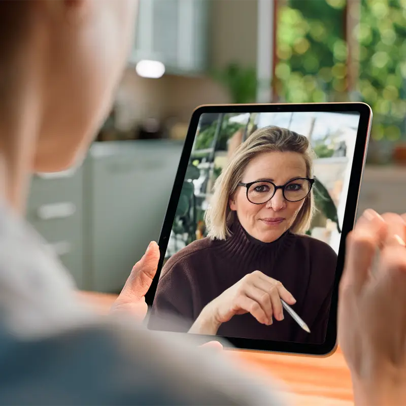 Annette Burger bei einem unverbindlichen Erstgespräch zur Gartenberatung, zu sehen auf einem Tablet-Bildschirm