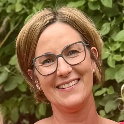 Kerstin aus Höhenkirchen, zeigt ihre Begeisterung über ihren neuen Garten von Dein Glücksgarten