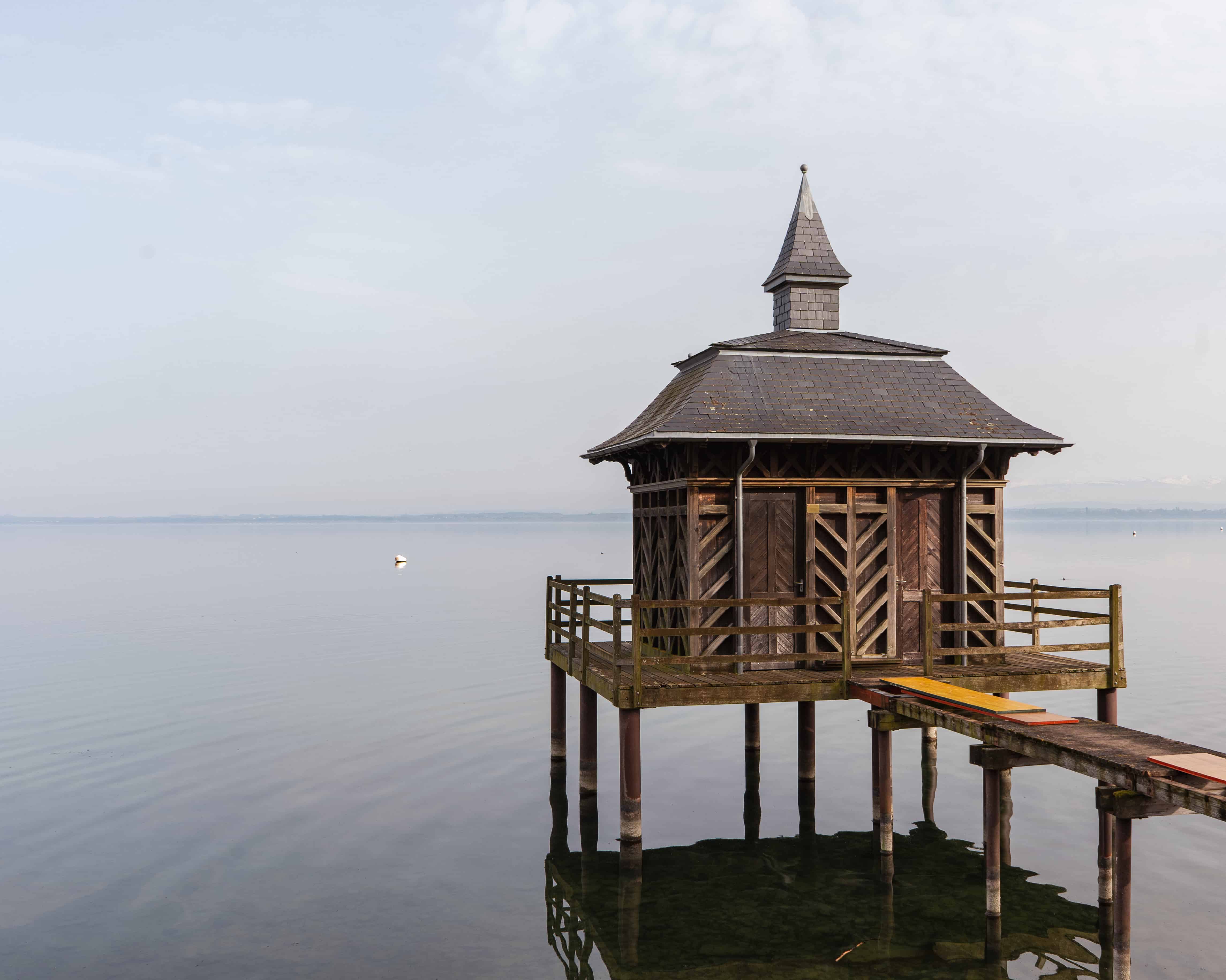 Photo d'une cabane sur pilotis au bord du lac de Neuchâtel