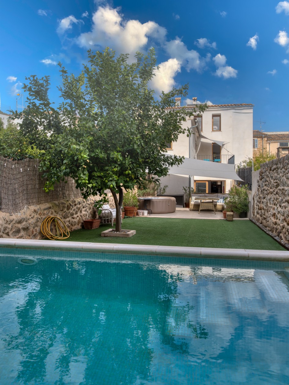 Stadthaus mit privatem Pool in Alaro zu verkaufen