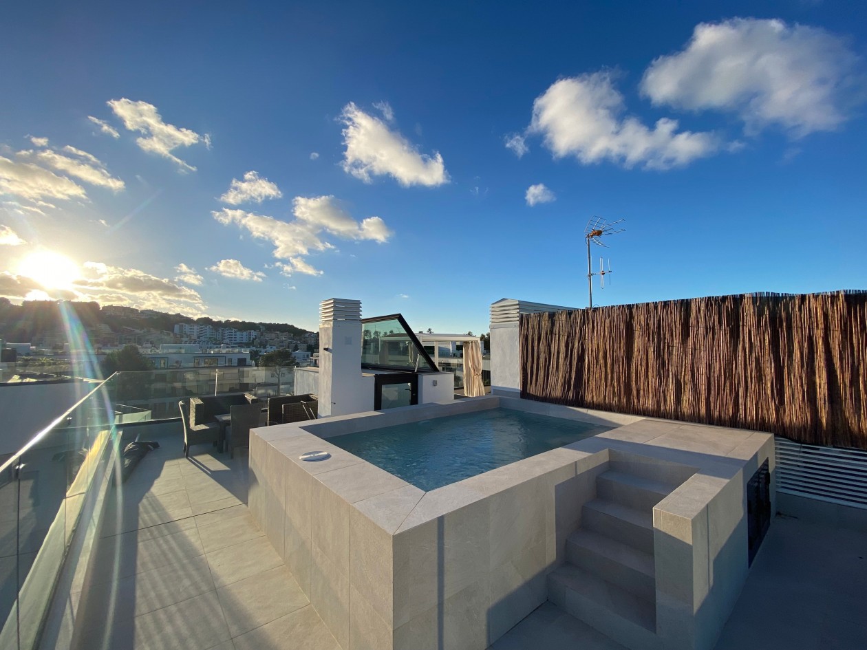 Modernes Penthouse mit privatem Pool auf der Dachterrasse