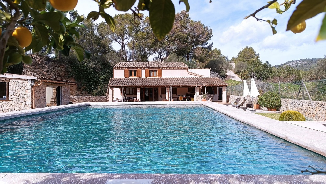 Erstaunliches Haus mit 3 Schlafzimmern, zusätzlichem Gästeapartment und großem Grundstück in Calvia zum Kauf verfügbar