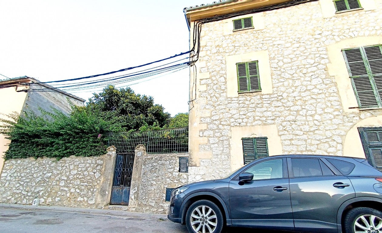 Stadthaus mit 4 Schlafzimmern in Puigpunyent zum Kauf verfügbar