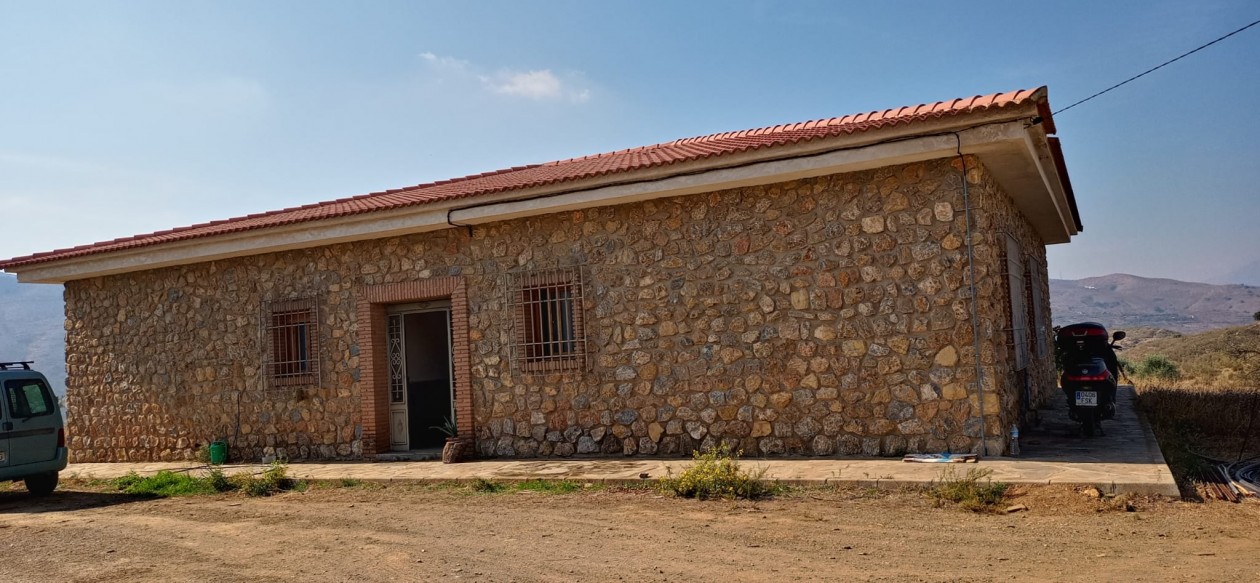 Berghaus mit riesigem Grundstück in Granada