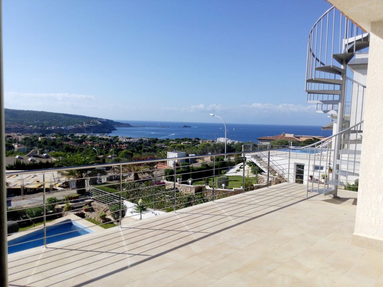 GROSSZÜGIGE VILLA IN SANTA PONSA