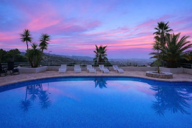 Exklusive, hochwertig sanierte Finca in einmaliger, privilegierter Berglage im Tramuntana Gebirge auf Mallorca, nahe Esporles, mit spektakulärem und u