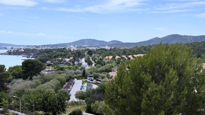 Ihr neues Zuhause in Portals Nous - stilvoll renoviert mit Terrasse und Teilmeerblick.