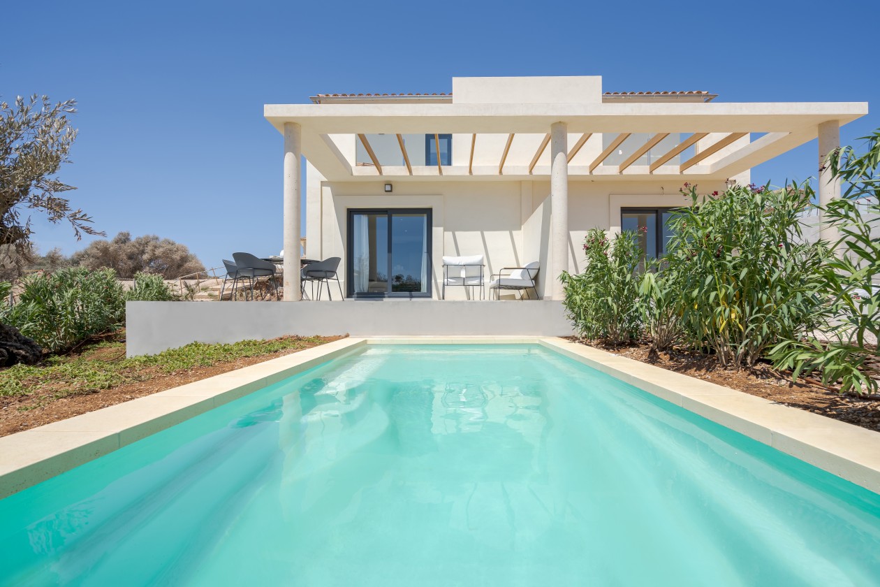 Neubau-Doppelhaushälften und freistehende Villen in Cala Romantica, Fertigstellung 2026